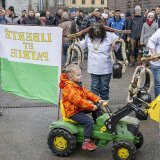 Les paysans ont manifesté avec des cloches et des drapeaux cantonaux. KEYSTONE/PETER SCHNEIDER